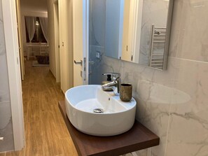 Duschwanne, Haartrockner, Bidet, Handtücher