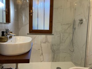 Combined shower/tub, hair dryer, bidet, towels - House Cinque Terre with swimming pool - Code CITRA 011021-LT-0044 (Puin)