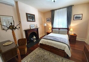 1 slaapkamer, een bureau, een strijkplank/strijkijzer, wifi