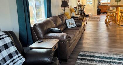 Cozy cottage across from the Lake