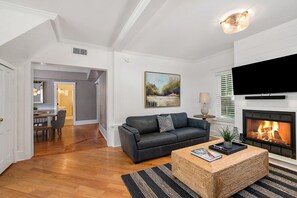 TV, fireplace - Saugatuck Harbor House (Saugatuck)