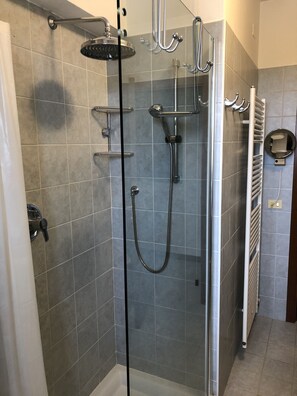 Een douche, een haardroger, een bidet, handdoeken