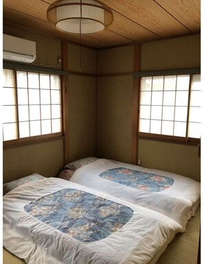 3 室のベッドルーム、デスク、WiFi (無料)、ベッドシーツ