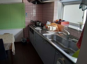 Fridge, microwave, stovetop, cookware/dishes/utensils - For sightseeing in Kyoto and Lake Biwa One buildi / Otsu Shiga (Otsu)