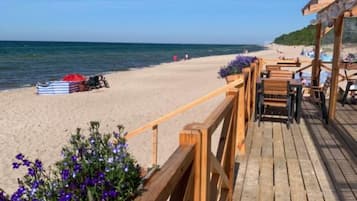 Plage à proximité, chaises longues