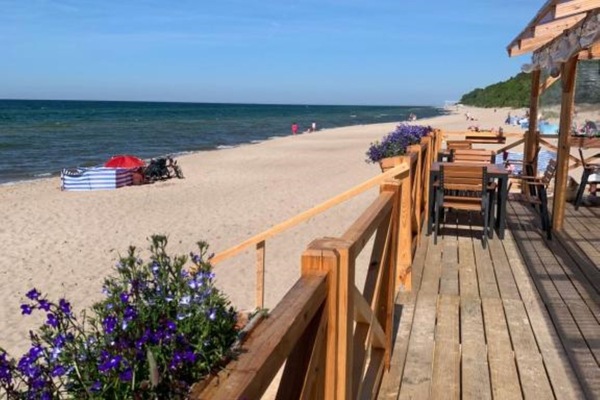 Ubicación cercana a la playa y tumbonas