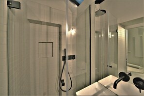 Hårføner og håndklær