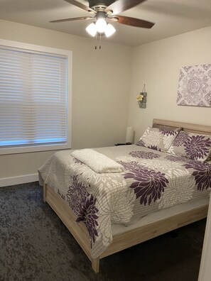 3 عدّة غرف نوم ومكواة/لوح كي وواي فاي وملاءات أسرّة