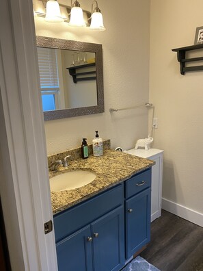 وحدات دش مع أحواض استحمام، مناشف، صابون، ورق حمّام