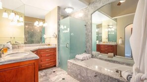 Badewanne, Haartrockner, Handtücher, Shampoo