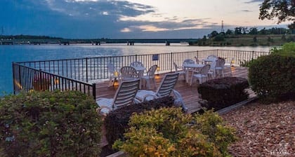 Cute and cozy lake condo with cove water views (30x10 slip FREE with a rent).