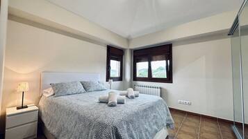 3 habitaciones, tabla de planchar con plancha, wifi y ropa de cama