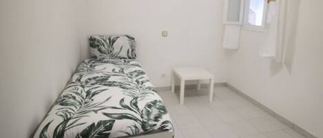 2 chambres, fer et planche à repasser, draps fournis