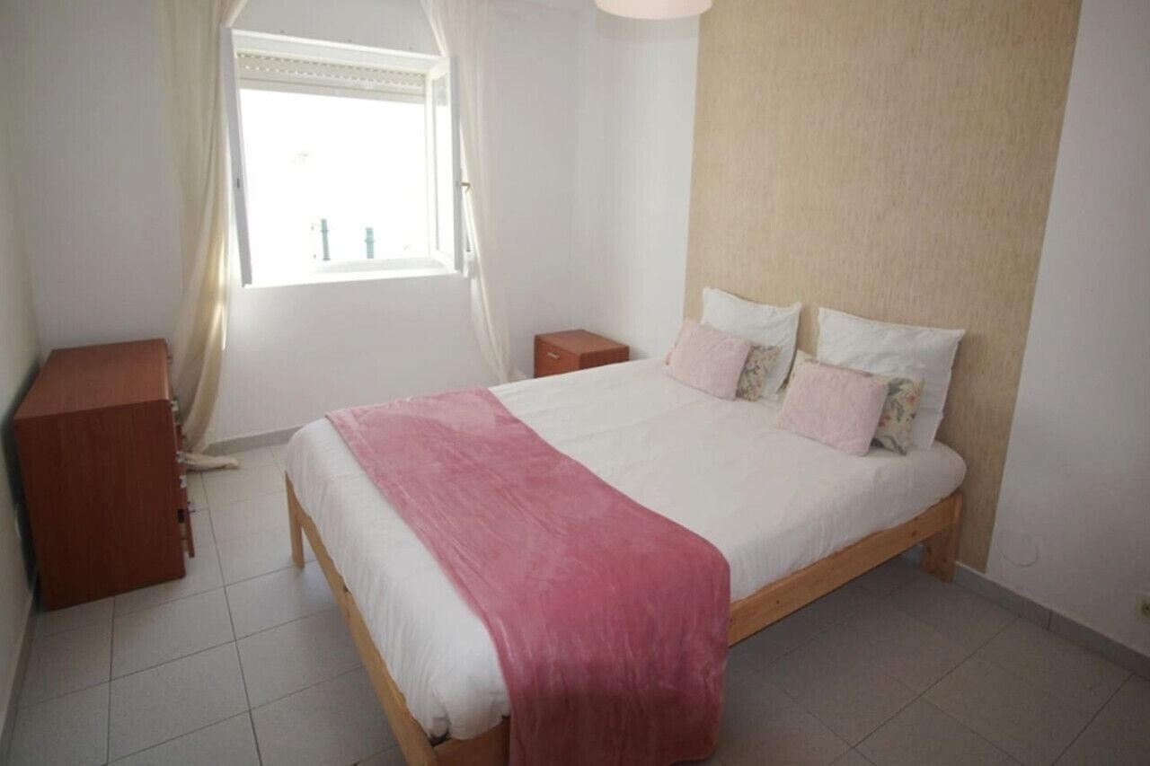 2 dormitorios, tabla de planchar con plancha, ropa de cama