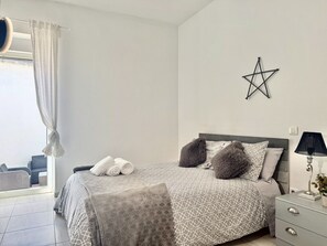 2 makuuhuonetta, silitysrauta/-lauta, vuodevaatteet