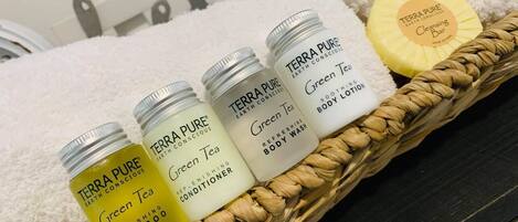 Douche, sèche-cheveux, serviettes fournies, savon