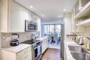 Microonde, forno, piano cottura, lavastoviglie