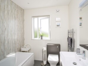 Cottage | Bathroom | Shower, hair dryer