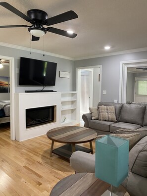 Älytelevisio, takka, kirjoja