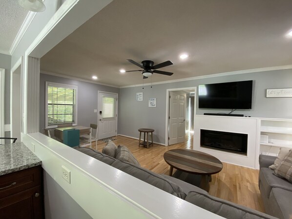 Smart TV, fireplace, books - Harrison Bay Hideaway .3 Mi to Lake & 2 Mi to Golf - Room for Boats! (Harrison)