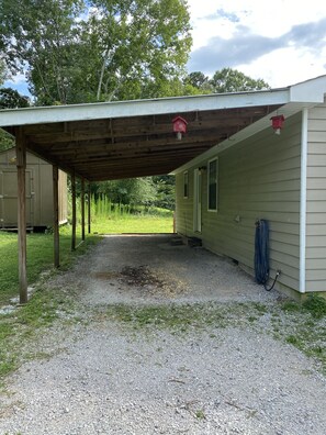 A covered outdoor area with a gravel path leading to a building. - Harrison Bay Hideaway: Cozy home, walk to Harrison Bay State Park, Golf, Lake (Harrison)