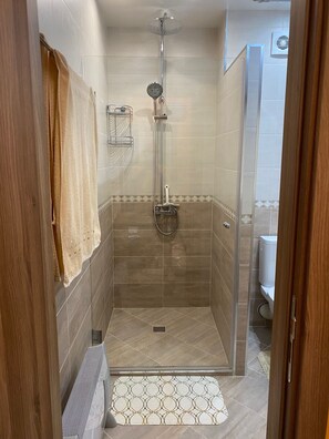 Dusche, Haartrockner, Handtücher, Toilettenpapier