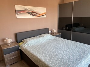 2 chambres, fer et planche à repasser, Wi-Fi gratuit, draps fournis