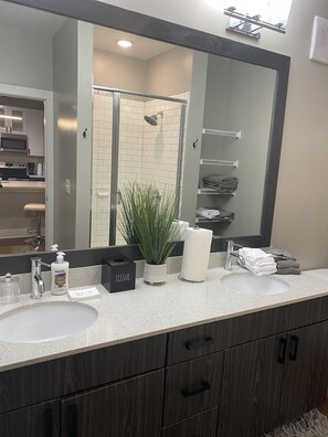 淋浴设施、毛巾