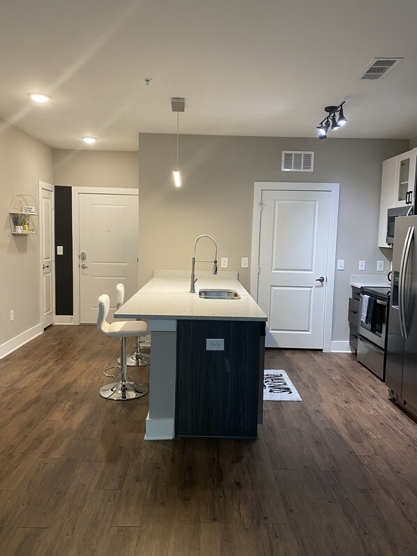 Microwave, dishwasher, coffee/tea maker, cookware/dishes/utensils