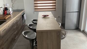 Kjøleskap, mikrobølgeovn, ovn og kokeplater