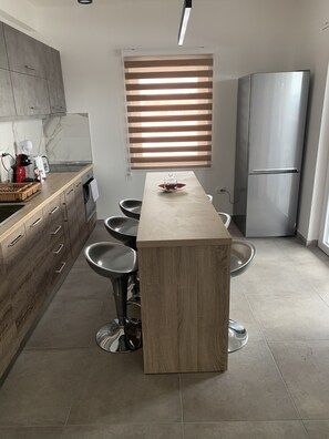 冷蔵庫、電子レンジ、オーブン、コンロ