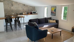 A modern living space with a kitchen, dining area, and seating area. - Very nice, quiet apartment near the beach (Hyères)