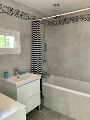Badewanne, Haartrockner, Handtücher, Toilettenpapier