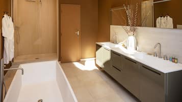 高级双人房 | 浴室 | 名牌洗护用品、吹风机、浴袍、拖鞋