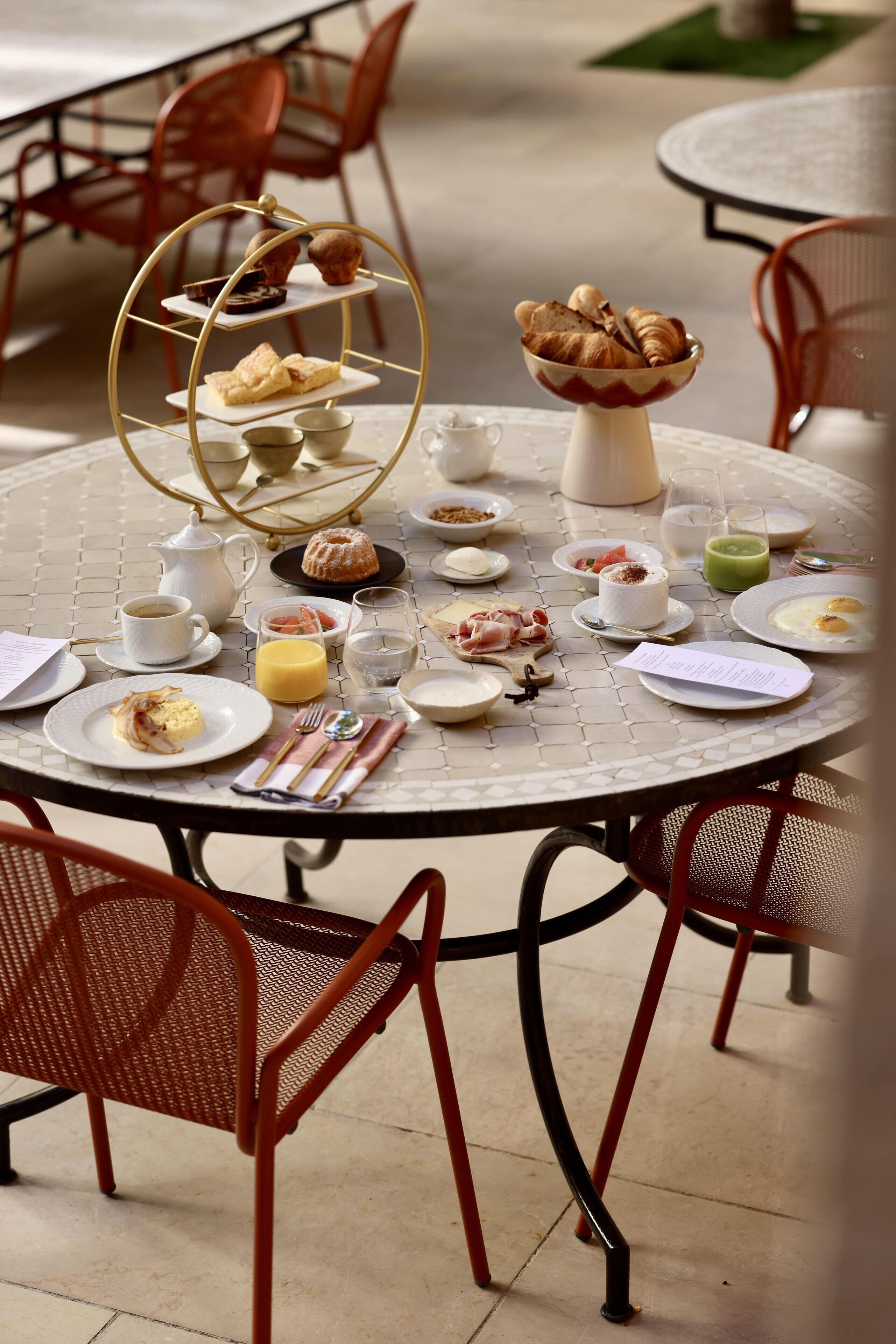 Daily continental breakfast (EUR 24 per person)