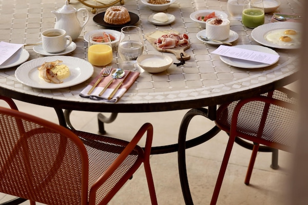 Daily continental breakfast (EUR 24 per person)