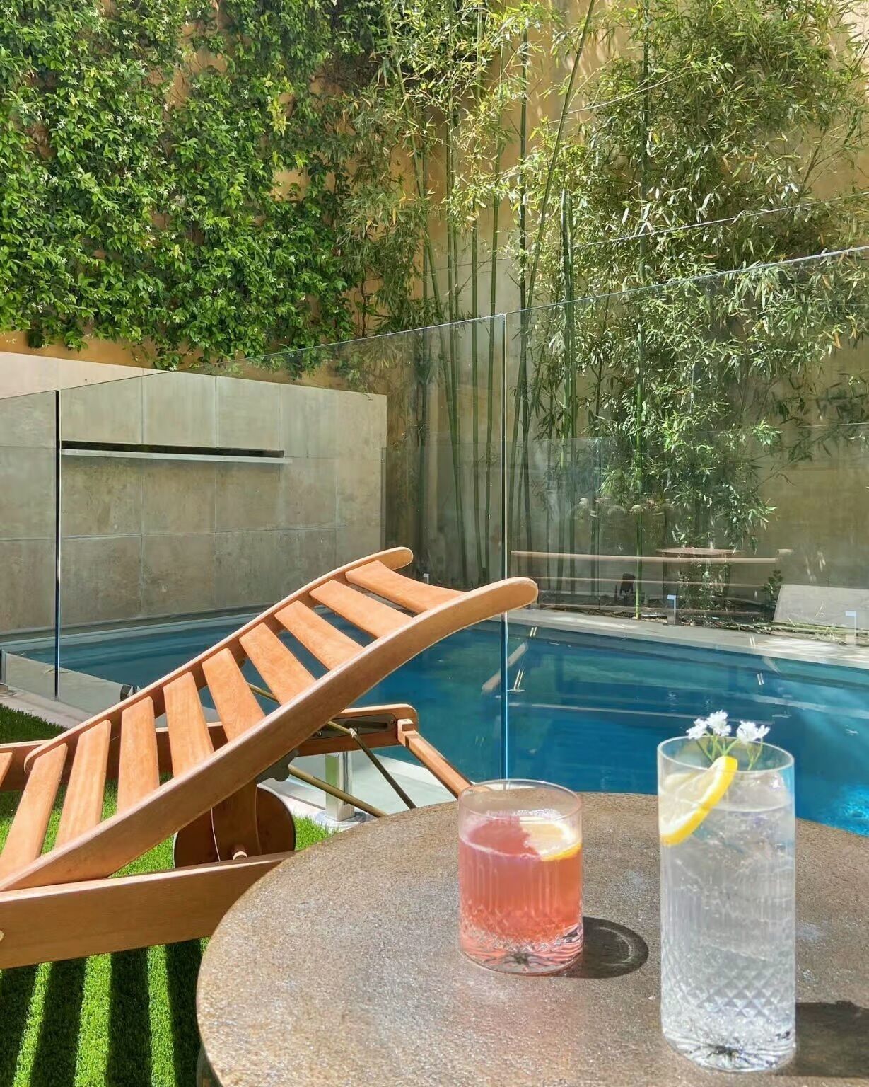 Piscina externa, funciona das 7h às 18h30, espreguiçadeiras