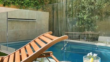 Piscina externa, funciona das 7h às 18h30, espreguiçadeiras