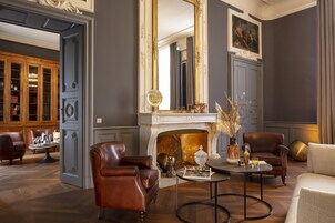 Presidential Suite | Living area | 55-inch flat-screen TV with digital channels, TV, offices