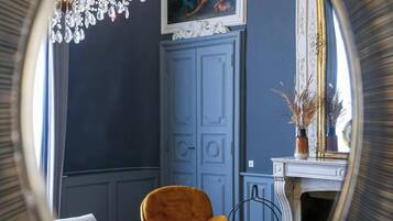 Suite exécutive | Lit avec matelas en mousse à mémoire, coffre-fort, décor unique