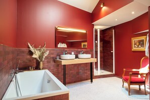 A modern bathroom with a large bathtub, two sinks, a mirror, and a shower. - Margaret - Hôtel Chouleur (Nîmes)