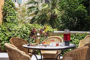Presidential Suite | Premium bedding, memory foam beds, in-room safe, individually decorated - Margaret - Hôtel Chouleur (Nîmes)