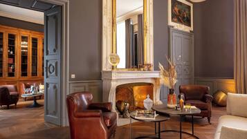 Suite présidentielle | Aire de séjour | Téléviseur à écran plat de 55 po avec télévision numérique, téléviseur