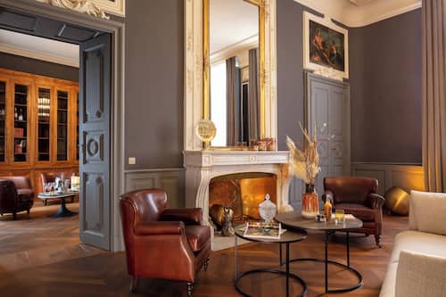 Presidentiële suite | Woonruimte | Een 55-inch flatscreentelevisie met digitale zenders en televisie