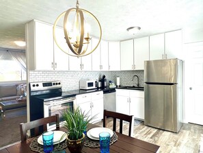 Een koelkast, een microgolfoven, een oven, een kookplaat