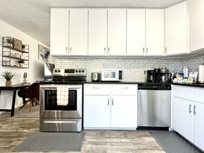 Een koelkast, een microgolfoven, een oven, een kookplaat