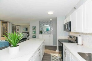 冷蔵庫、電子レンジ、オーブン、コンロ