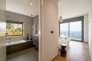 4 bedrooms, iron/ironing board, free WiFi