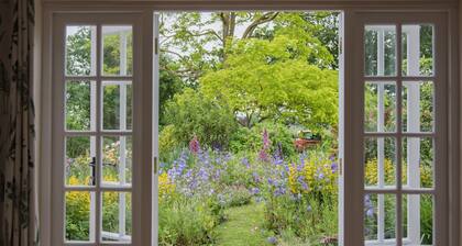 Plum Pudding Stables by Bloom Stays - sleeps 2 guests  in 1 bedroom