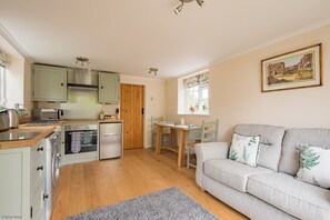 Interior - Plum Pudding Stables by Bloom Stays - sleeps 2 guests  in 1 bedroom (Faversham)